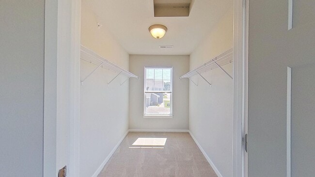Building Photo - Like New Condo Style Upper 3 Bedroom 2 Bathroom plus Den Apartment is Available