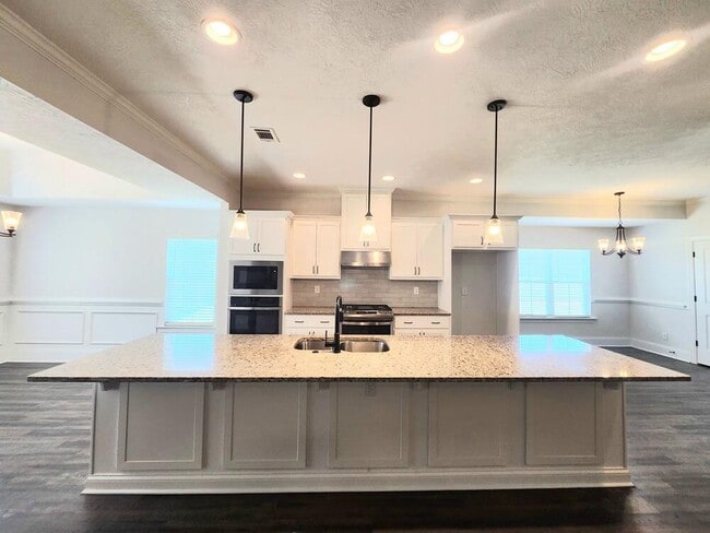 Building Photo - 734 Bancroft Dr