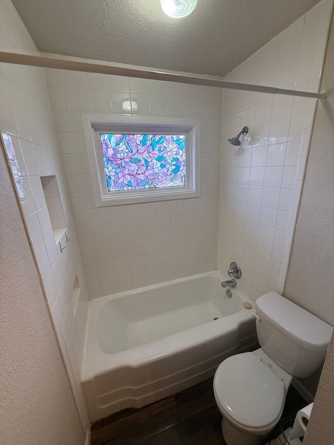 Building Photo - Available now! 4 bedroom 2 bath