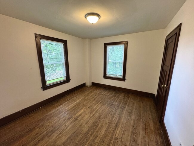 Building Photo - 5 Bedroom / 2 Bath House - Near SEMO's Cam...