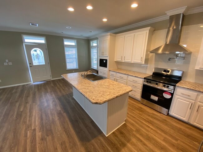 Building Photo - 5307 Camelot Dr E