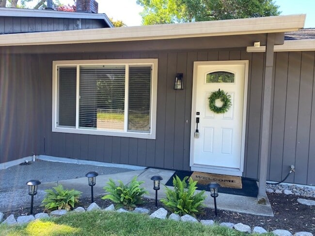 Building Photo - 19260 SW Vista St