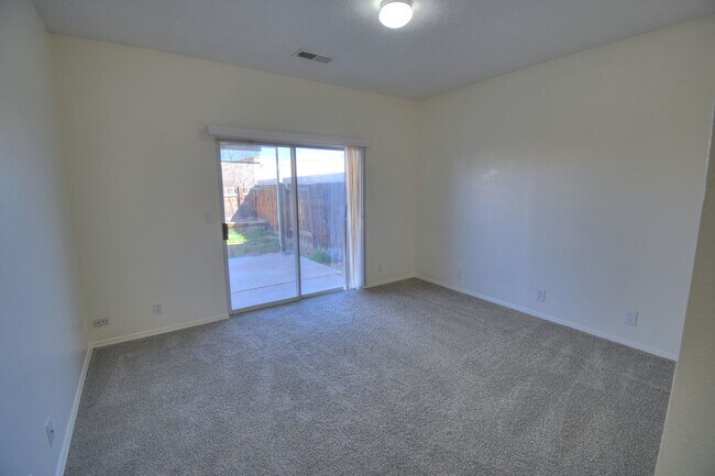 Building Photo - North Valley Townhome Ready NOW!