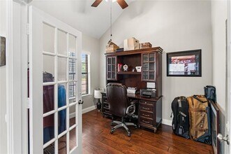 Building Photo - 2219 Greenview Dr