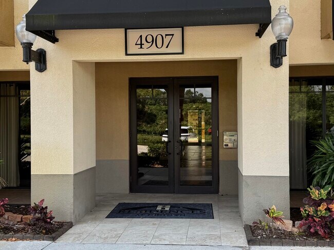 Building Photo - 4907 Midtown Ln