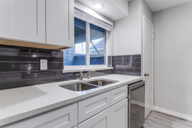 Building Photo - 5142 Amesbury Dr