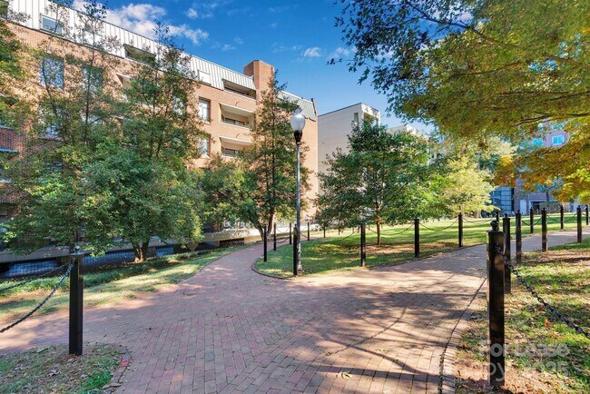 Building Photo - 224 N Poplar St