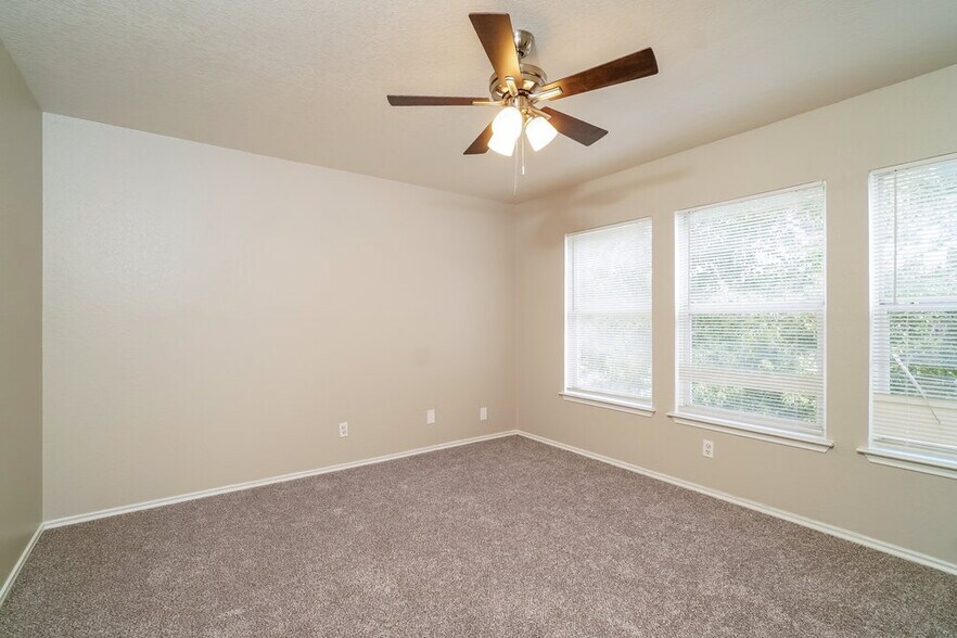Building Photo - 6631 Highland Grass
