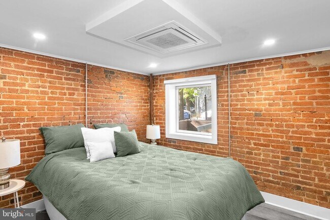 Building Photo - 1616 Kilbourne Pl NW