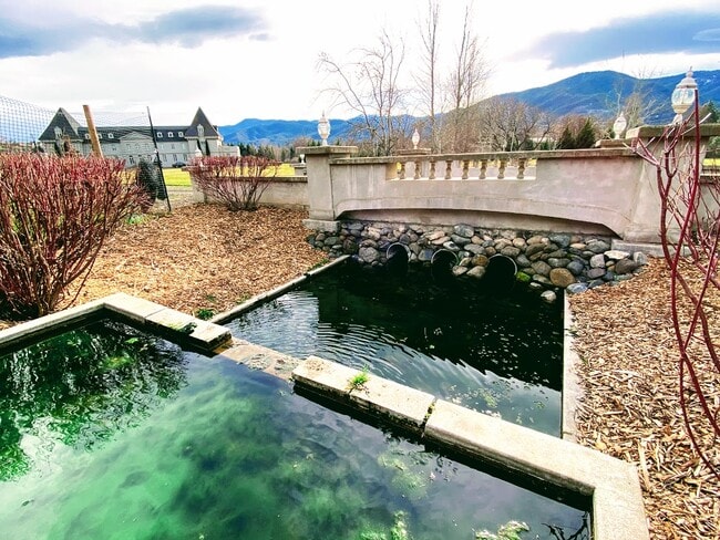 Fountain - 1280 Oak St