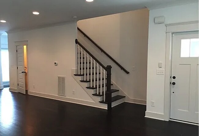 Building Photo - 2 bed/2.5 bath in the Nations!