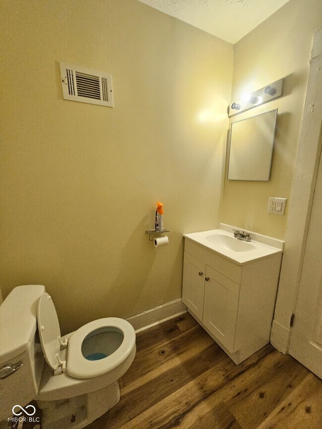 Building Photo - 1310 E 5th St