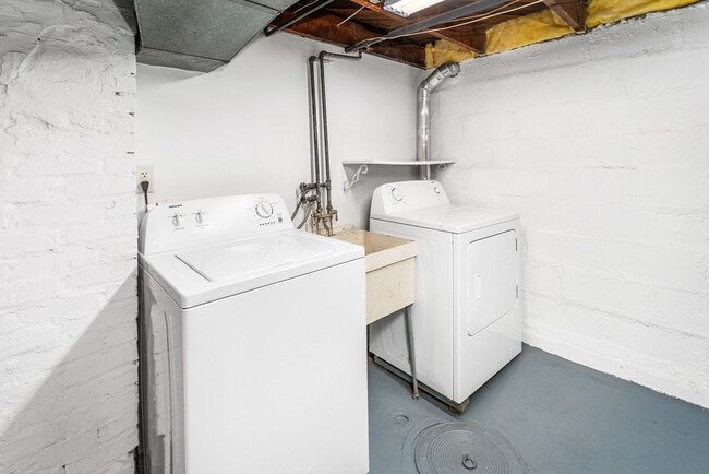 Building Photo - 5724 W 8th St