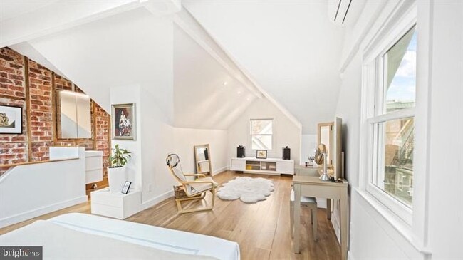 Building Photo - 28 Bank St