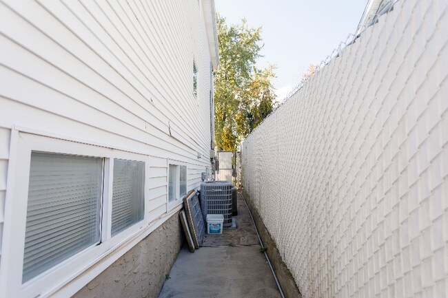 Building Photo - 599 Wilson Ave
