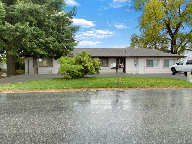 Primary Photo - Wyoming Avenue Duplex