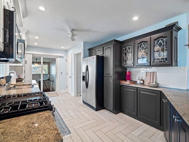 Building Photo - 32414 Lake Rd