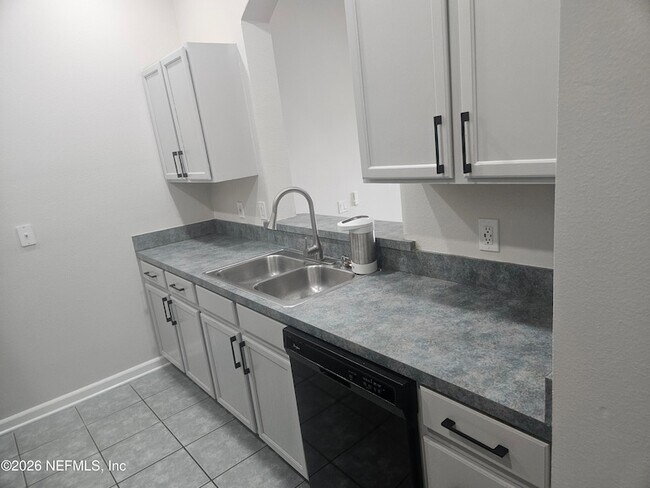 Building Photo - 10550 Baymeadows Rd