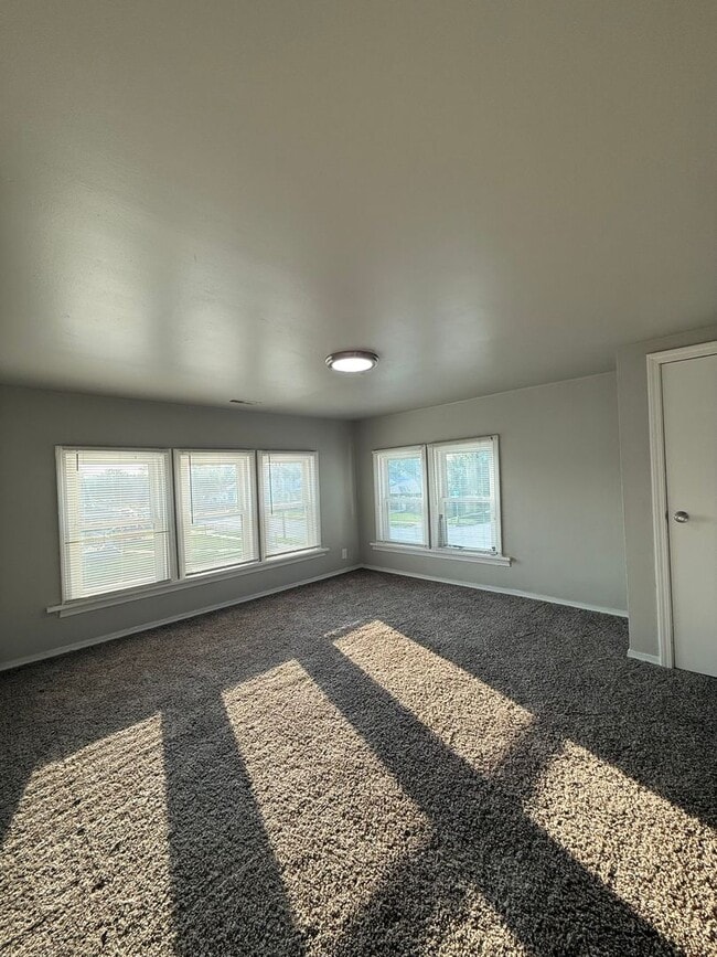 Building Photo - Spacious One Bedroom!