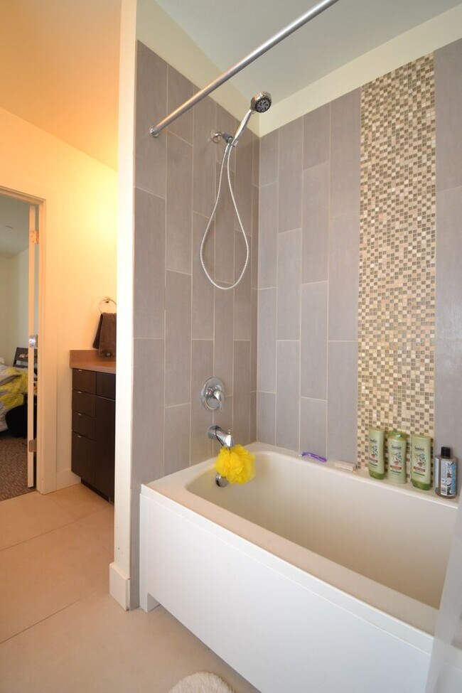 Building Photo - Modern 3 Bedroom 3 Full Bathroom Townhome in Midvale!!!