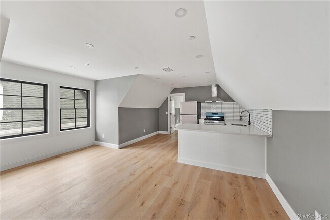 Building Photo - 356 S Tenth Ave