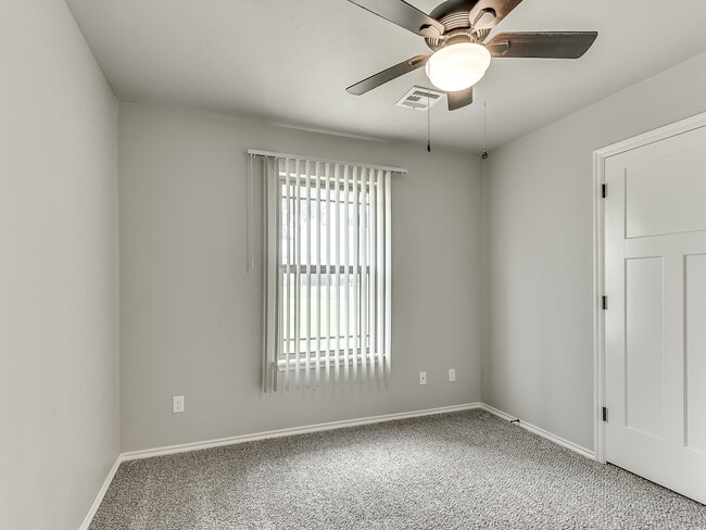 Building Photo - 2202 Buchanan Dr