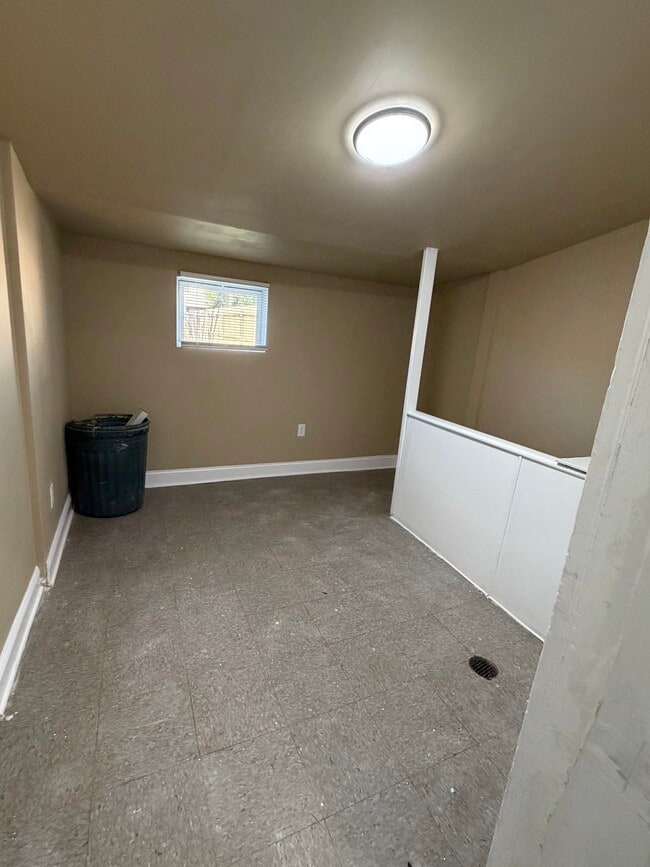 Building Photo - 1815 W 2nd St