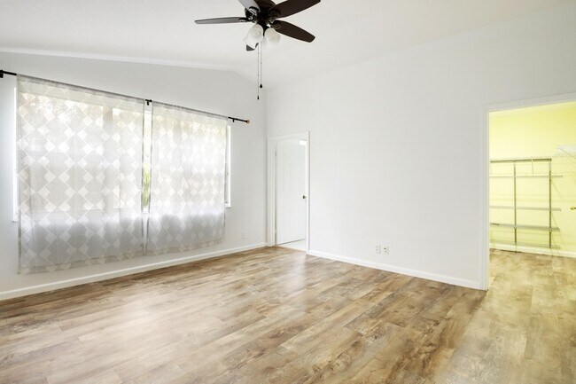 Building Photo - 6420 Park Lake Cir