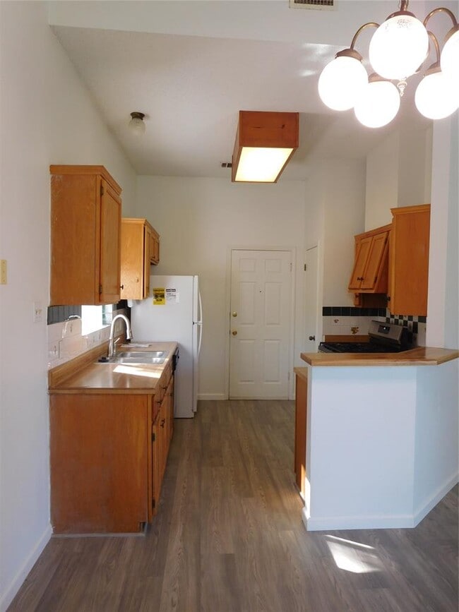 Building Photo - 2202 Quiet Wood Dr