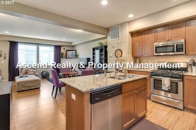 Building Photo - **Move In Special** Heart of Hillsboro HiTech 3 Bed Townhome Attached Garage 1 Small Pet w/Pet Rent