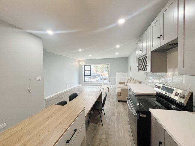Building Photo - 522 W 31st St