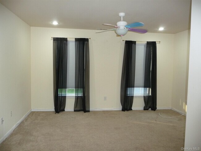 Building Photo - 220 Roosevelt Dr