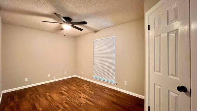 Building Photo - 490 Scott Ln