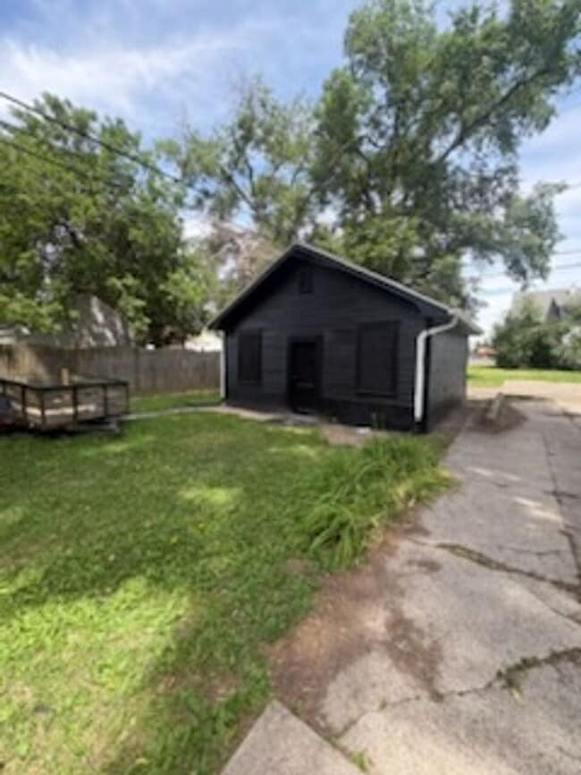 Building Photo - 1611 W Barker Ave
