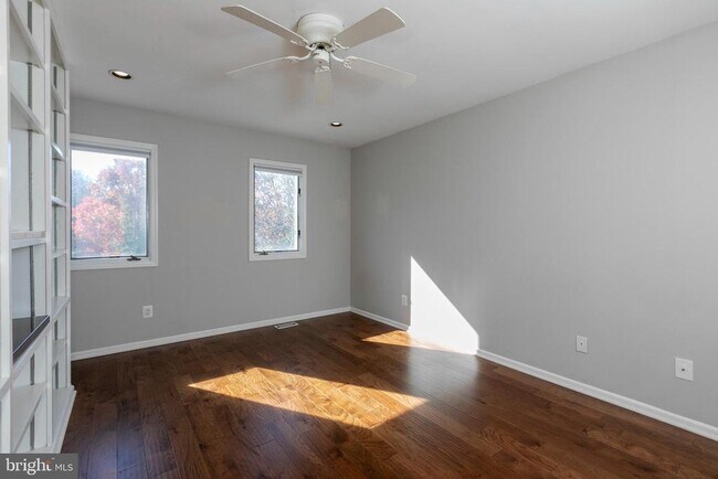 Building Photo - 11 Lexington Ct