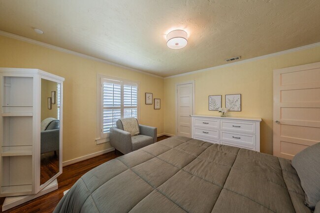 Building Photo - 2157 W Lotus Ave