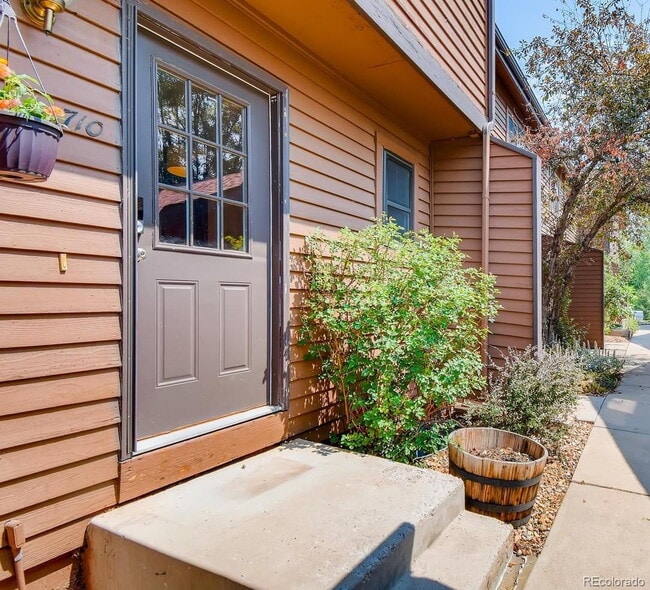 Building Photo - Available Now!  Wonderful 3-Bed Townhome Near Waneka Lake!