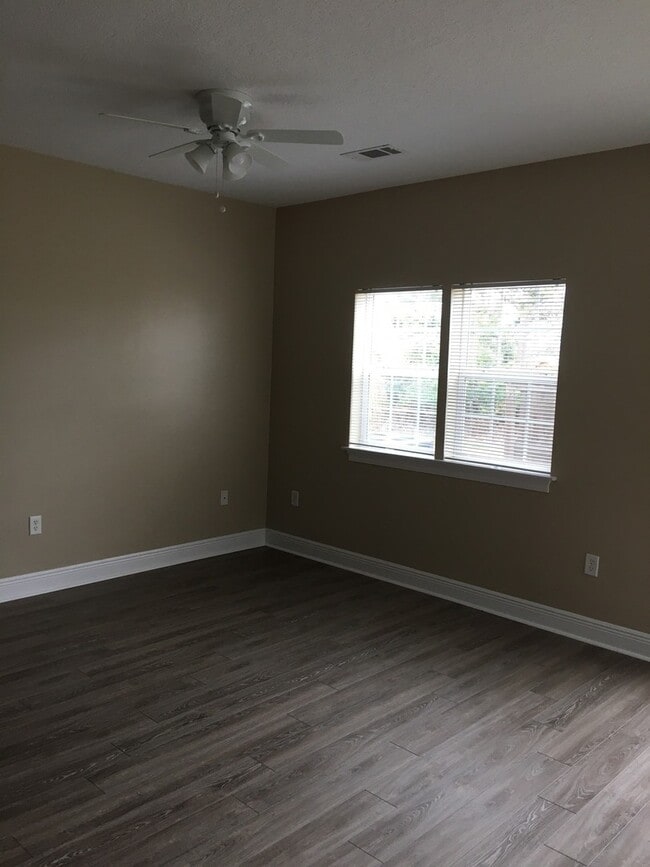Building Photo - Great Townhome w/Easy Access to Shopping, Dining & Tyndall AFB!