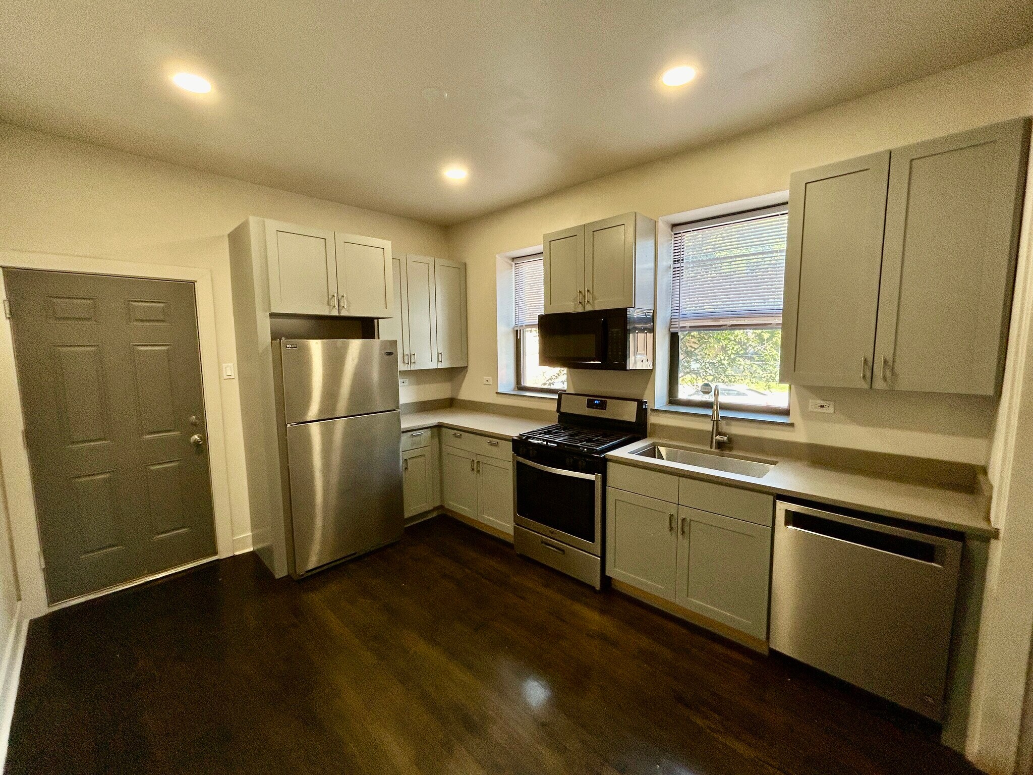 Building Photo - 3400 W Evergreen Ave