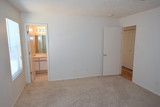 Building Photo - Great 3BR Home Near Cottonwood Mall!!