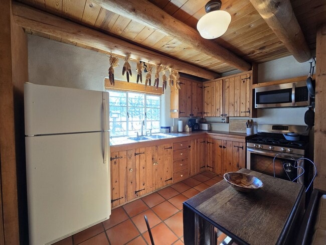 Building Photo - 1489 Bishops Lodge Rd