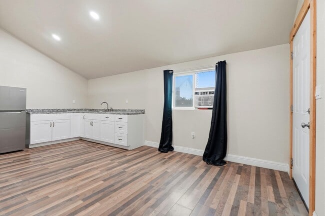 Building Photo - 910 Kaweah St