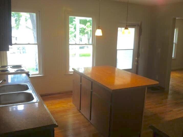 Building Photo - 42 1/2 Alexander St