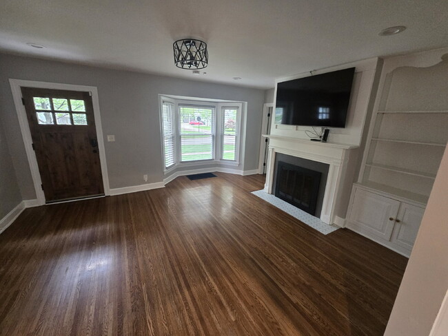 Building Photo - "3-Bed Home on Briarwood Rd: Spacious 1895...