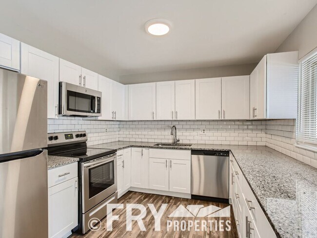 Building Photo - Renovated Harvey Park home