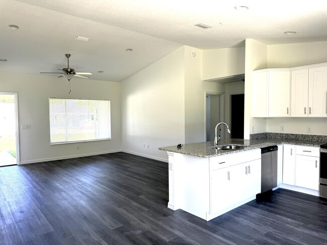 Building Photo - 18 Maple Ln