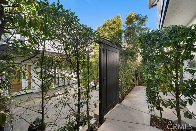 Building Photo - 435 Dahlia Ave