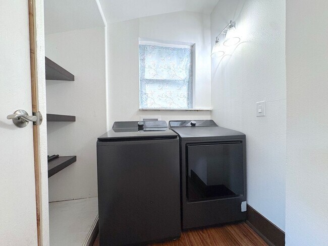 Building Photo - Updated Home with Historic Charm! 3bed/2 bath Refrig A/C across from Park! Water Included!