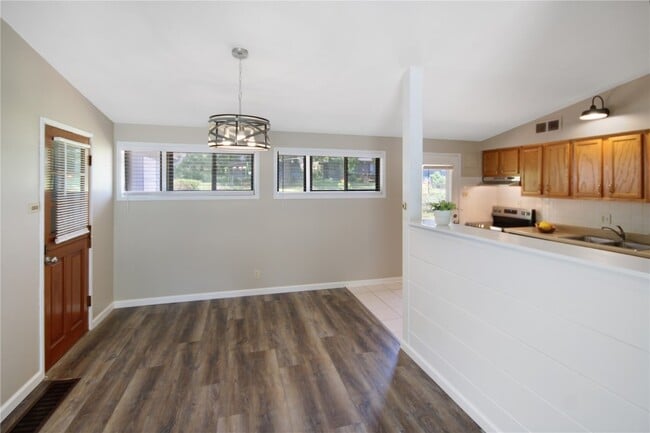 Building Photo - 613 Fieldcrest Dr