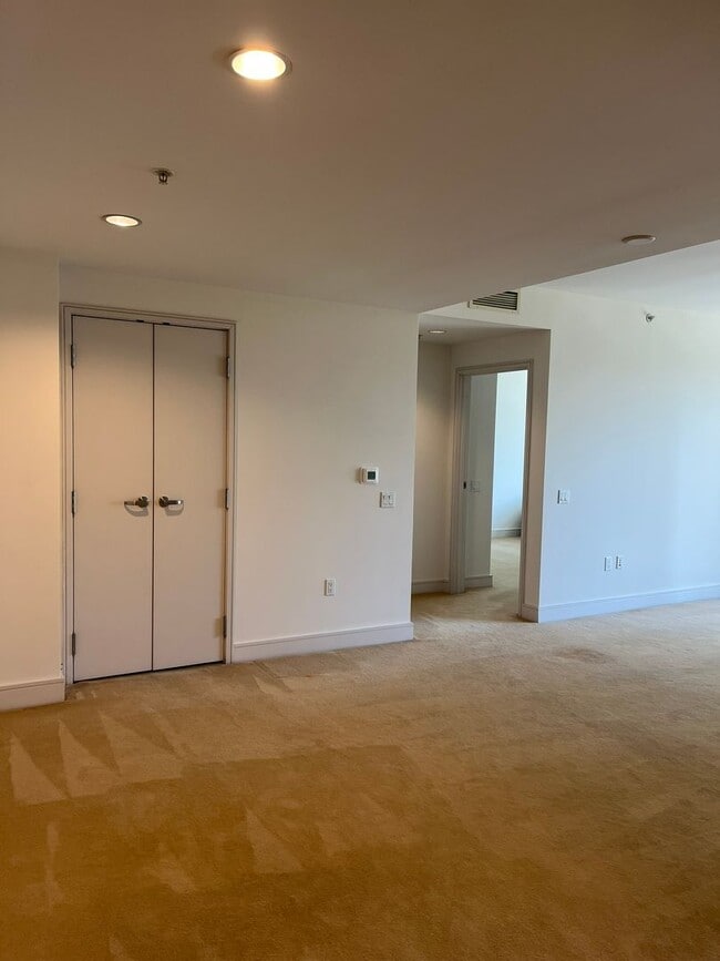 Building Photo - Experience upscale living in Downtown San Diego with great views. This is a must see!